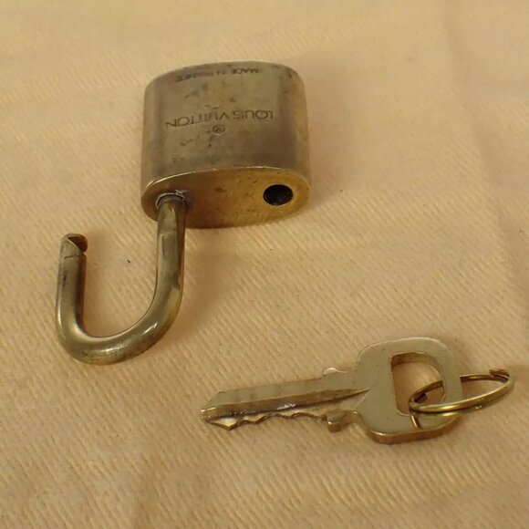 authenticity guaranteed LOUIS VUITTON LV 10 SET PADLOCK KEY BAG CHARM - Picture 4 of 4